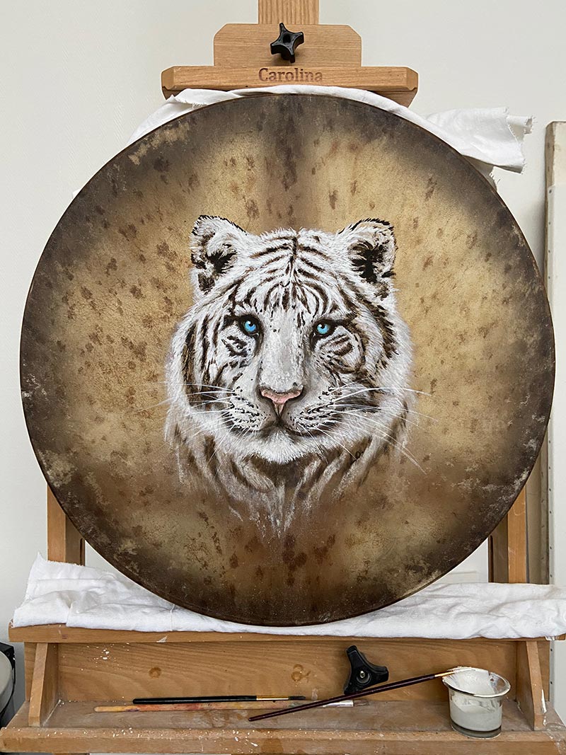 PEINTURE SUR PEAU DE TAMBOUR